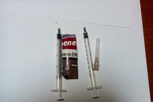 На территорию исправительной колонии в Псковской области пытались перебросить наркотики (фото)