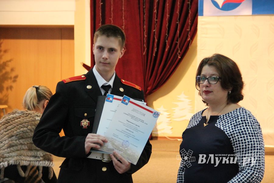 В Великих Луках наградили самых умных школьников 