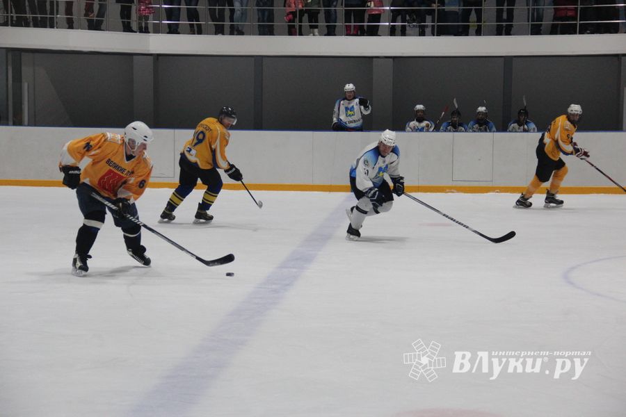 Две великолукские команды хоккеистов одержали победы в домашних матчах (ФОТО)