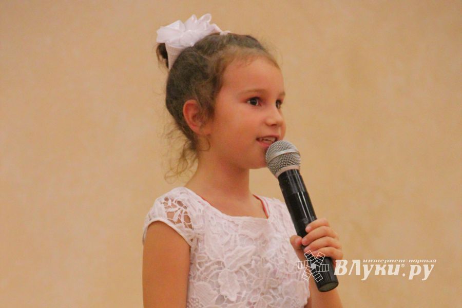 В Великих Луках ученики школы №13 поздравили своих педагогов (ФОТО)