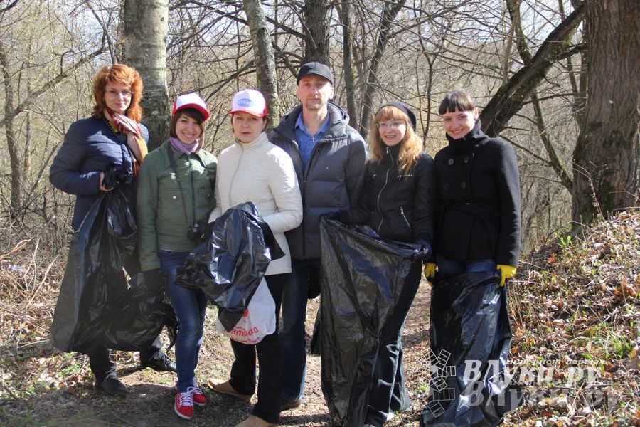 На трудовой субботник вышли представители великолукских СМИ и пресс-службы администрации города (фото)