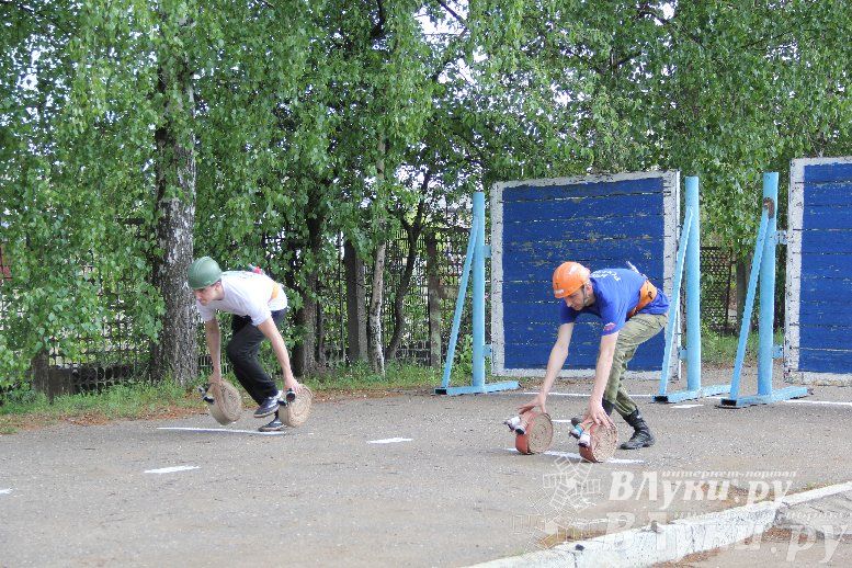 В Великих Луках прошли соревнования среди пожарных