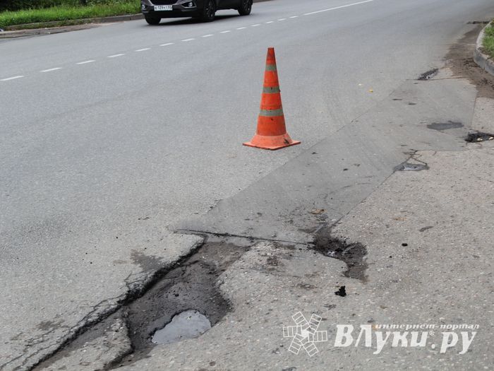 В Великих Луках начался ямочный ремонт на ул. Нелидовской (ФОТО)