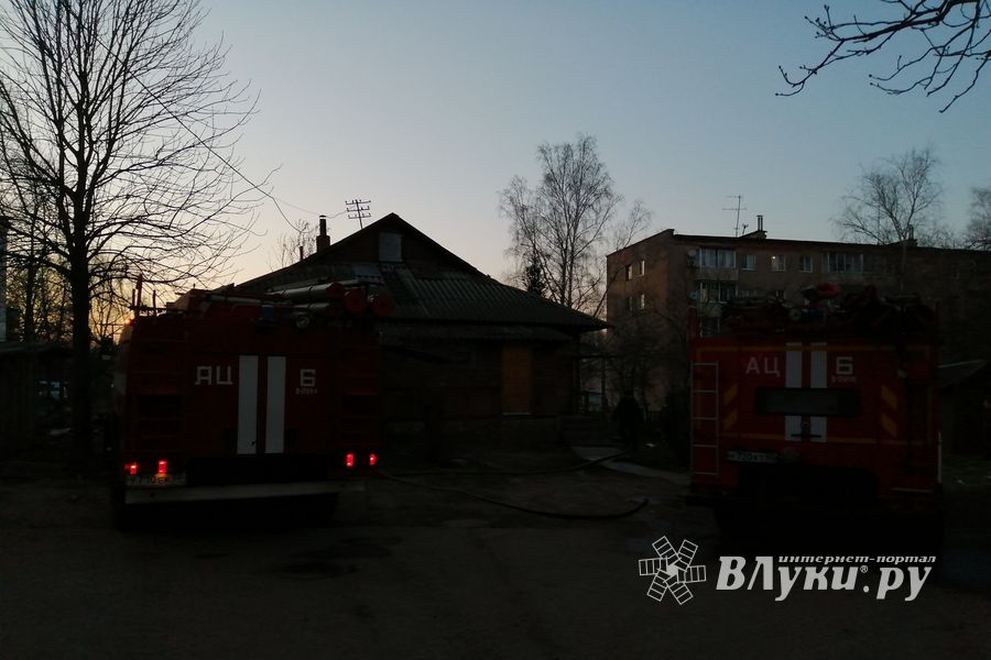 В Великих Луках горел дом (ФОТО)