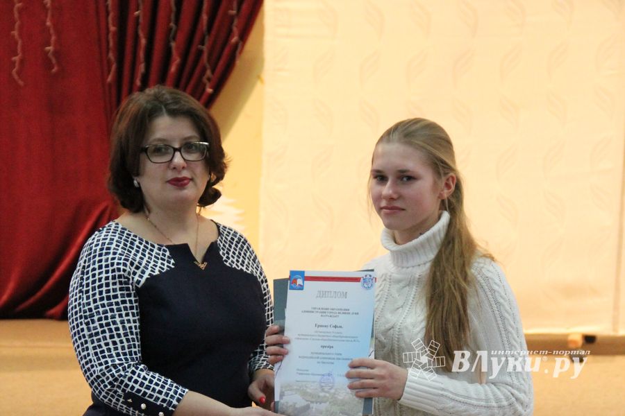 В Великих Луках наградили самых умных школьников 