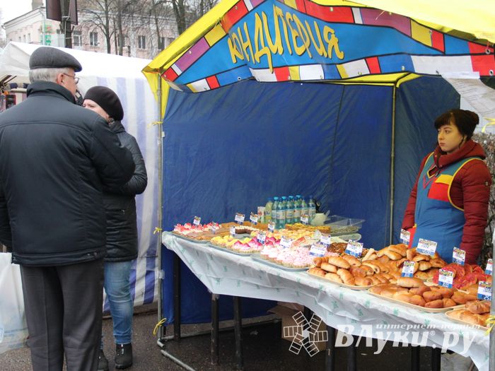 Митинг и праздничные гуляния в Великих Луках (ФОТО)