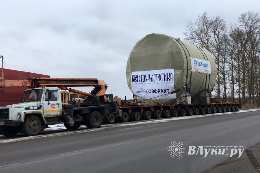 Негабаритный автопоезд встал на ночёвку под Великими Луками (ФОТО, ВИДЕО)
