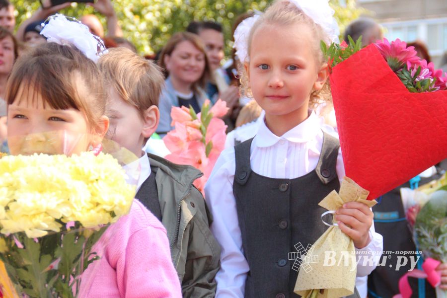 Самую многочисленную школу Великих Лук пополнили 116 первоклассников (ФОТО)