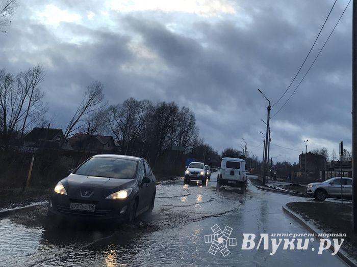 На улице Гражданской прорвало трубу (ФОТО; ВИДЕО)