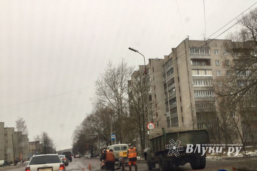 ФОТОФАКТ: Ямочный ремонт в Великих Луках