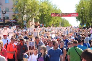 По центральному проспекту Великих Лук прошёл  «Бессмертный полк» (0+) (ФОТО)