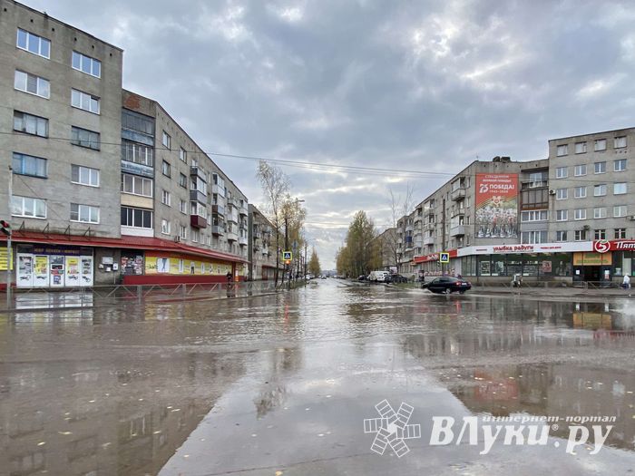 Великие лужи вновь заполнили Великие Луки (ФОТО)