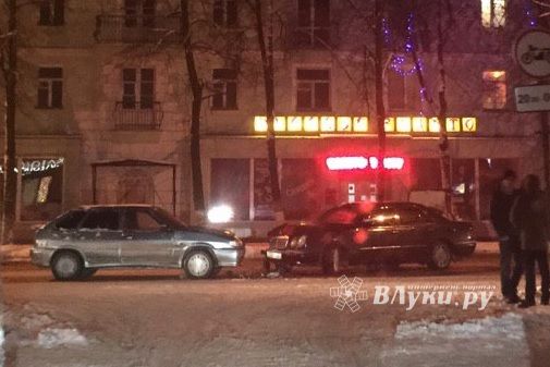 В Великих Луках на проспекте Ленина произошло ДТП (ФОТО)