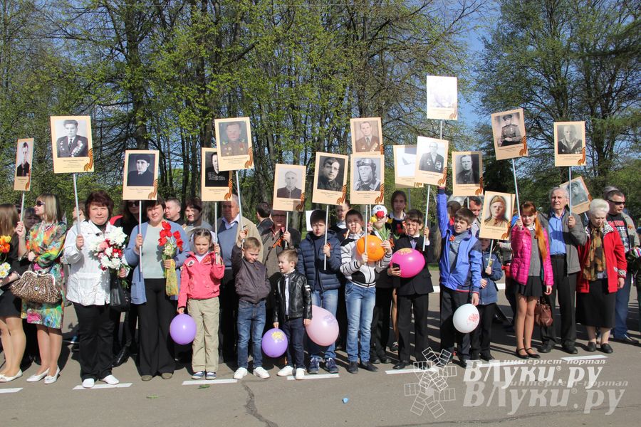 Парад Победы в Великих Луках (фото)