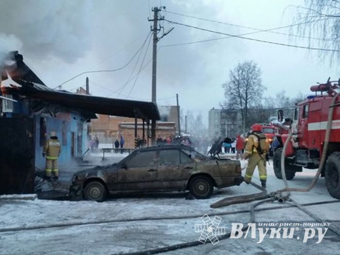 В Великих Луках сгорел автосервис (фото)
