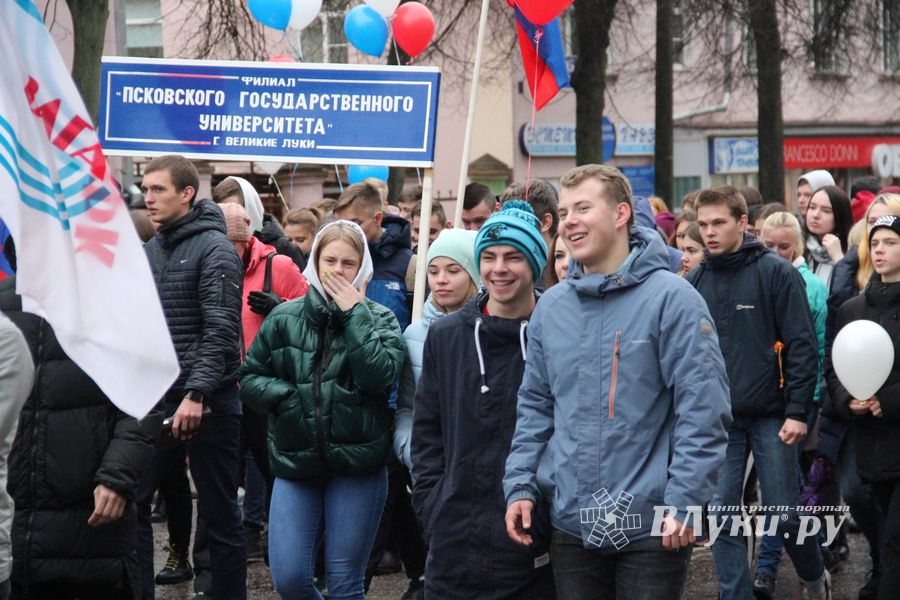 В Великих Луках прошло праздничное шествие (ФОТО)