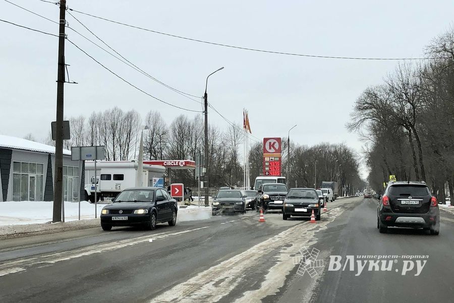На Гагарина из-за ДТП затруднено движение транспорта (ФОТО)