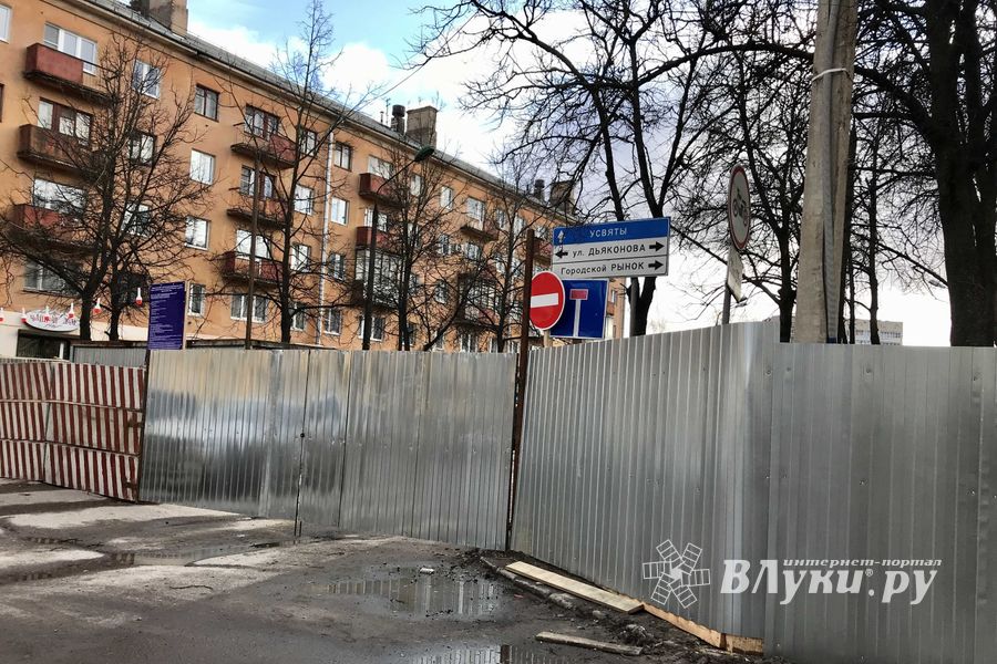 Вскрышные работы ведутся на месте будущих подземных переходов (ФОТО)