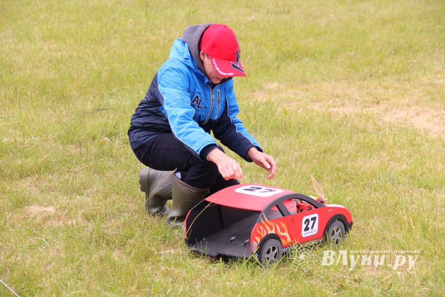 В Великих Луках проходит 7-й Фестиваль авиамодельного спорта (ФОТО)
