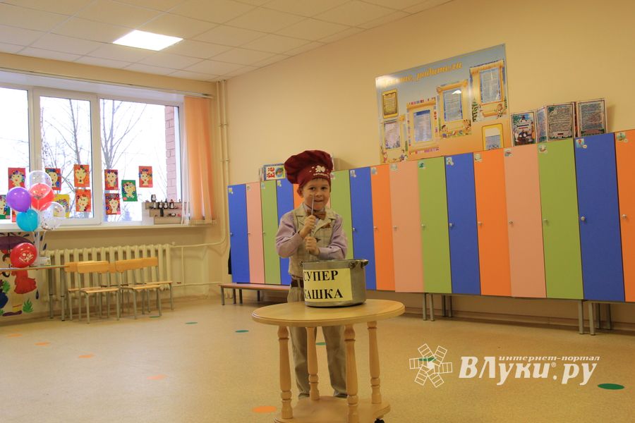 Великолукские школьники поздравили мам и учительниц (ФОТО)