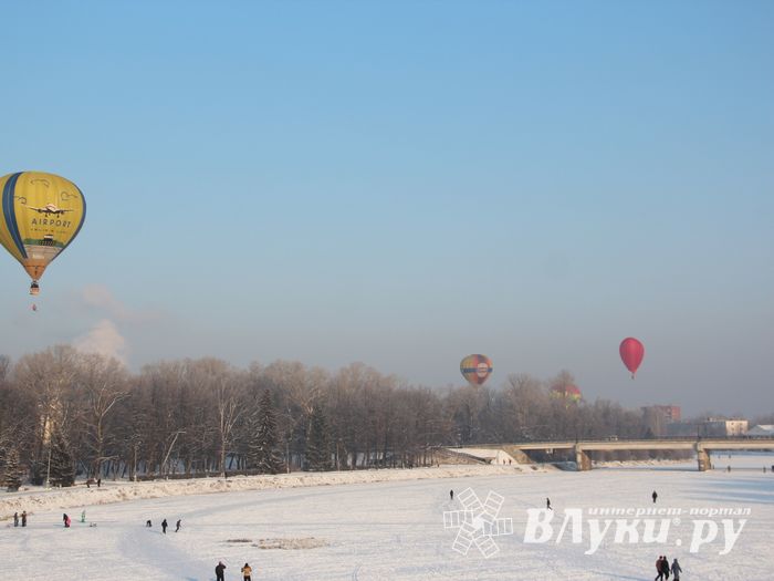 Над Великими Луками взлетели «Яблоки на снегу» (фото)