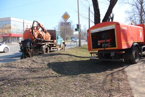 В Великих Луках прочищают «ливнёвку» (ФОТО)