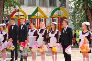 В Великих Луках прозвенели «последние» звонки (ФОТО)