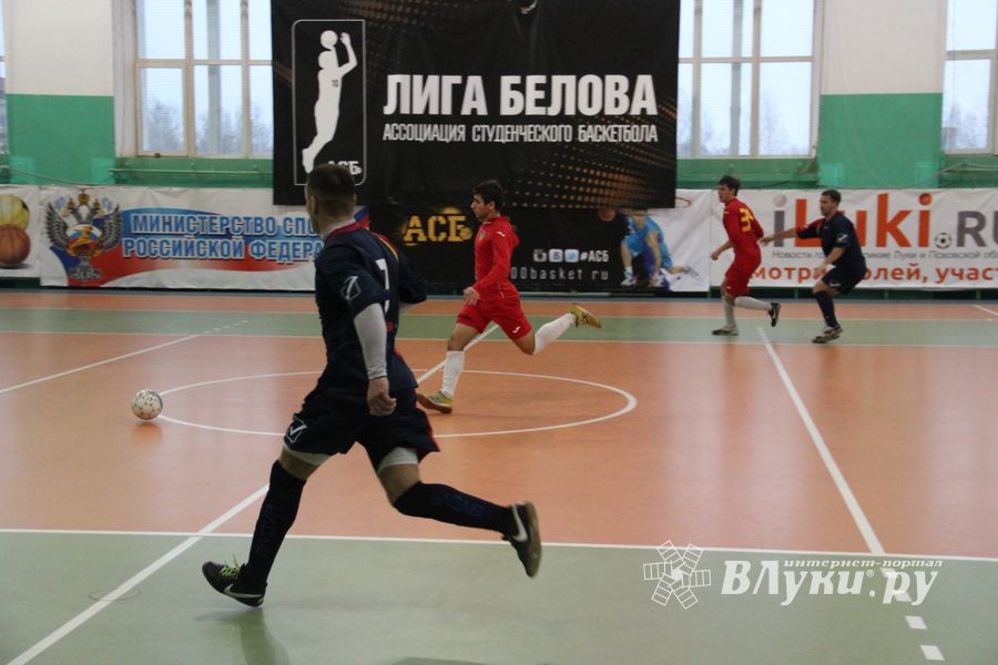 В Великих Луках продолжается Первенство города по мини-футболу (фото)