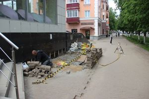 Устали ждать обещанного от властей Великих Лук и взяли дело в свои руки (ФОТО)