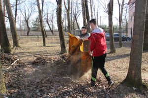 Студенты великолукского филиала ПГУПС вышли на субботник (ФОТО)