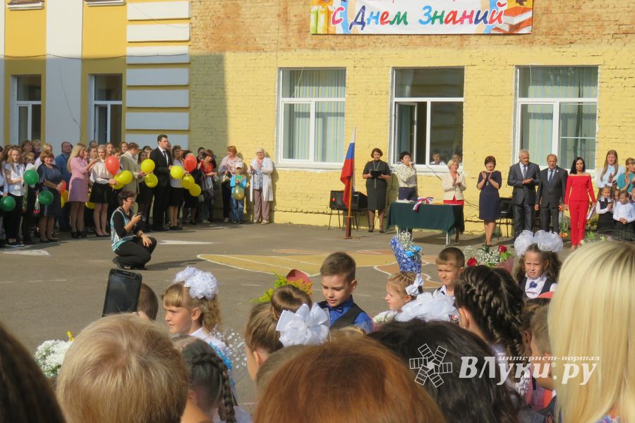 1 сентября в школах Великих Лук прошли Торжественные линейки (ФОТО)