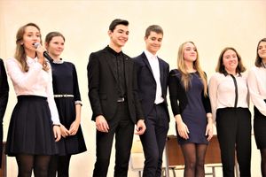 В Великих Луках ученики школы №13 поздравили своих педагогов (ФОТО)