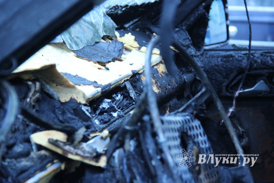 В Великих Луках сгорел очередной автомобиль