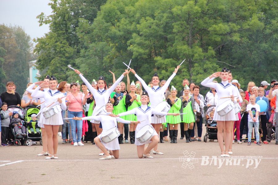 В Великих Луках проходит ​Международный фестиваль-конкурс среди мажореток и барабанщиц (ФОТО)