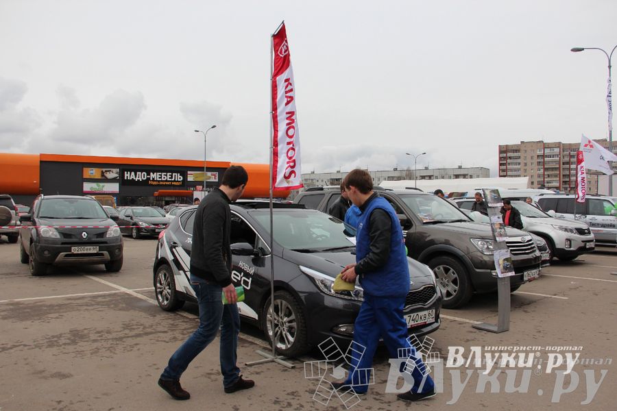 В Великих Луках прошла автомобильная ярмарка