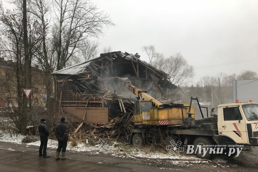 ФОТОФАКТ: В Великих Луках сносят барак