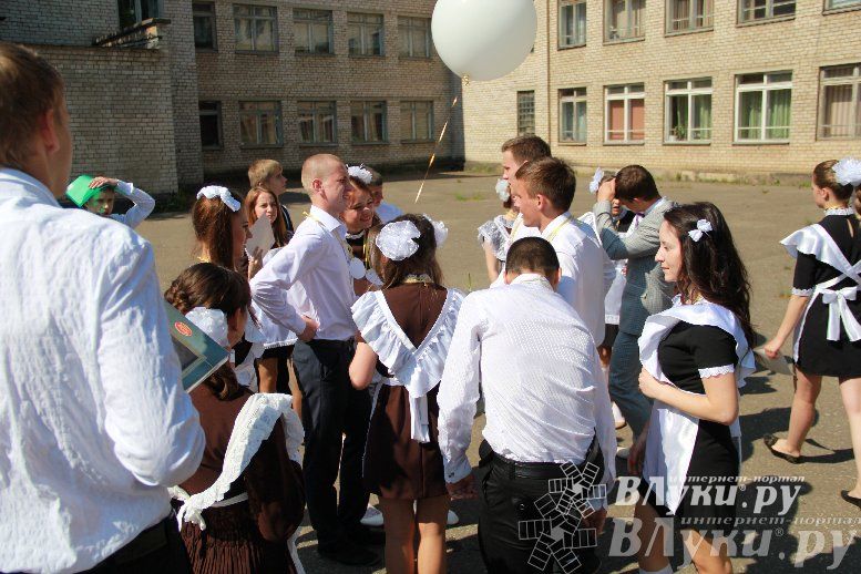 В Великих Луках прозвенели «Последние звонки»
