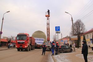 Негабаритный автопоезд вновь следует по улицам Великих Лук