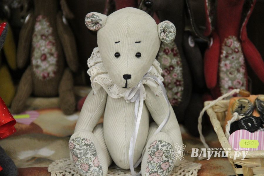 В Великих Луках открылась 8-ая Великолукская универсальная выставка (ФОТО)