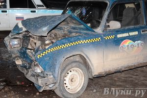 В Великих Луках столкнулись Опель и такси, есть пострадавшие (ФОТО)