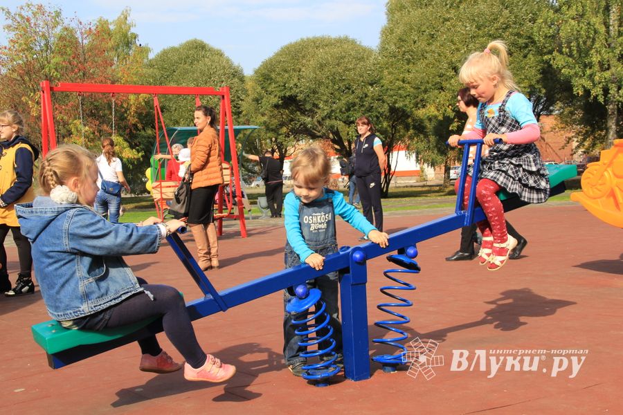 В Великих Луких благоустроили сквер на ул. Жукова (фото)