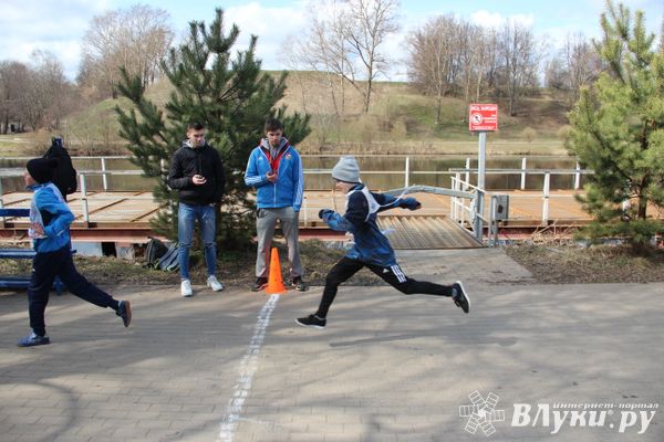 В Великих Луках прошёл легкоатлетический кросс (ФОТО)