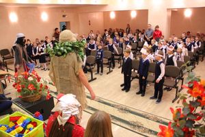 Зачем самых младших учеников 13-й школы испачкали мелом (ФОТО)