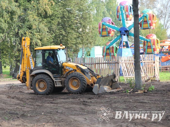 В великолукском парке приступили к планировке территории (ФОТО)
