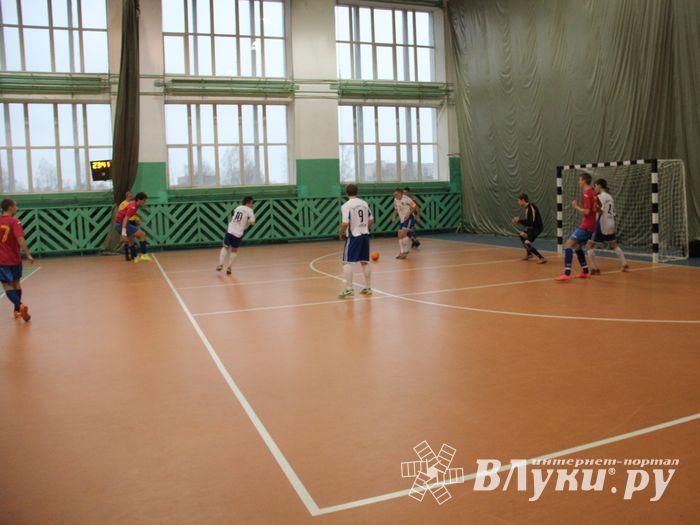 В Великих Луках продолжается Первенство города по мини-футболу (фото)