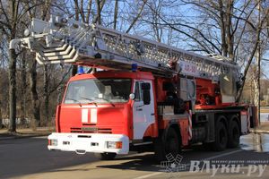 В центре Великих Лук спасатели продемонстрировали свою технику (ФОТО)