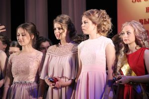 В Великих Луках выпускникам вручили медали «За особые успехи в учении» (ФОТО)