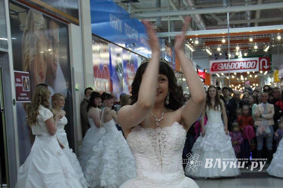 В Великих Луках бегали невесты (ФОТО)