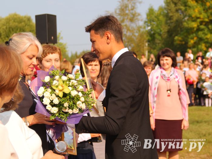 1 сентября в школах Великих Лук прошли Торжественные линейки (ФОТО)