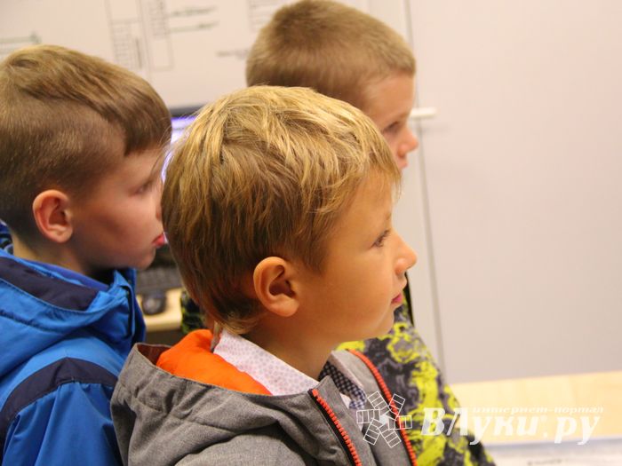 Великолукские школьники почувствовали себя машинистами (ФОТО)